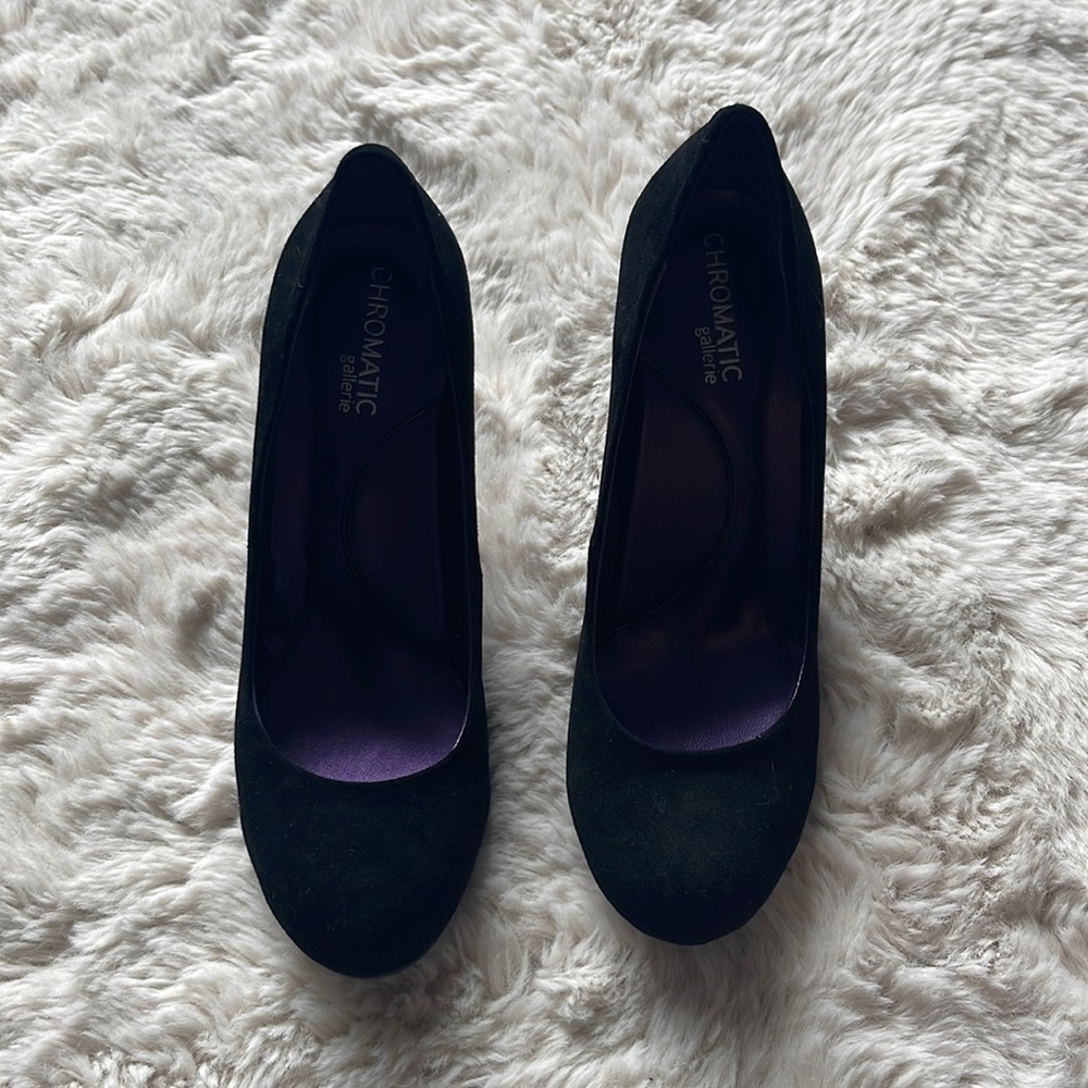 Chromatic gallerie 8.5 black suede pumps heel
